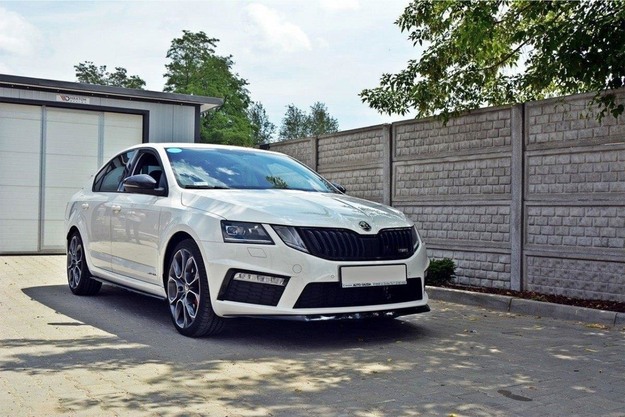 Спојлер Maxton Design за преден тунинг браник на Skoda Octavia Mk3 RS 2013-2019, црн лак