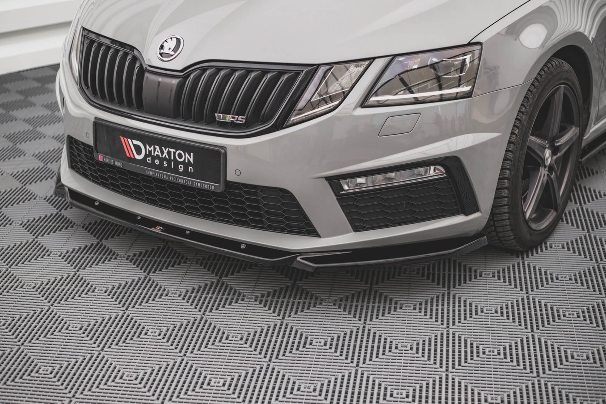 Спојлер  Maxton Design верзија 3 за преден  RS браник на Skoda Octavia 2016-2019, боја карбон