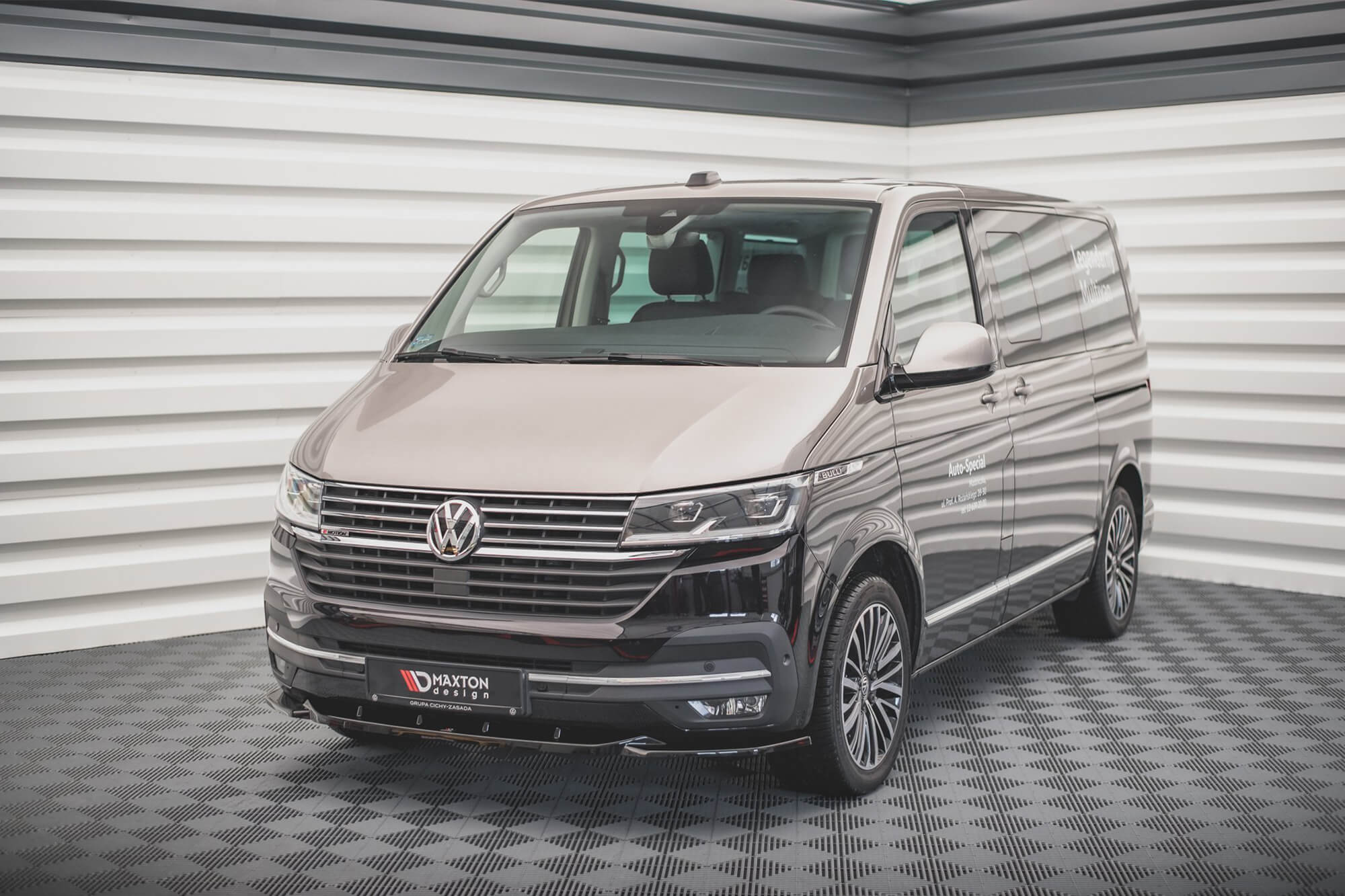 Спојлер  Maxton Design верзија 2 за стандарден  преден  браник на VW T6 по 2019 година, црн лак