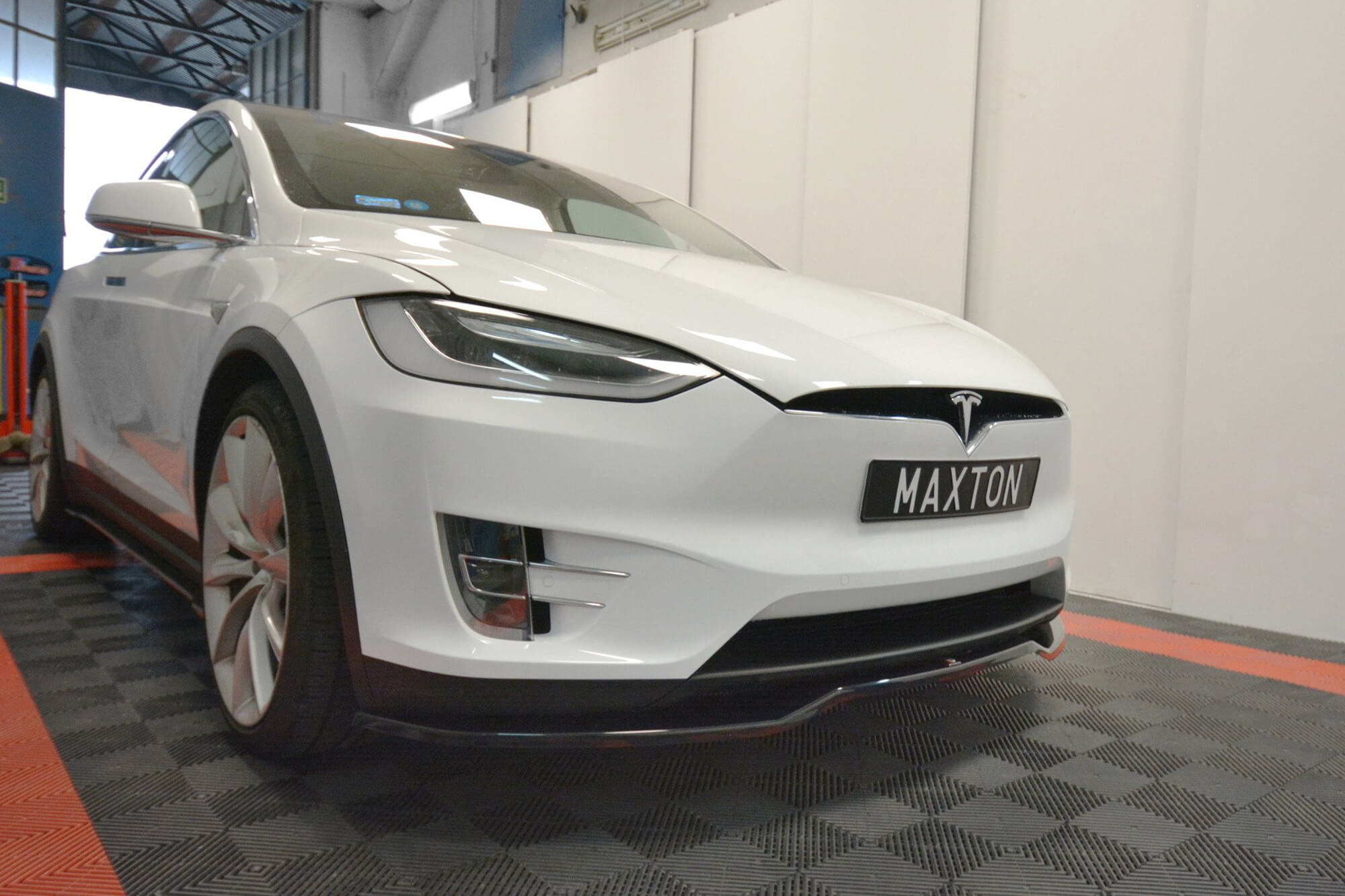 Спојлер  Maxton Design верзија 2 за преден  браник на Tesla Model X по 2015 година, боја карбон