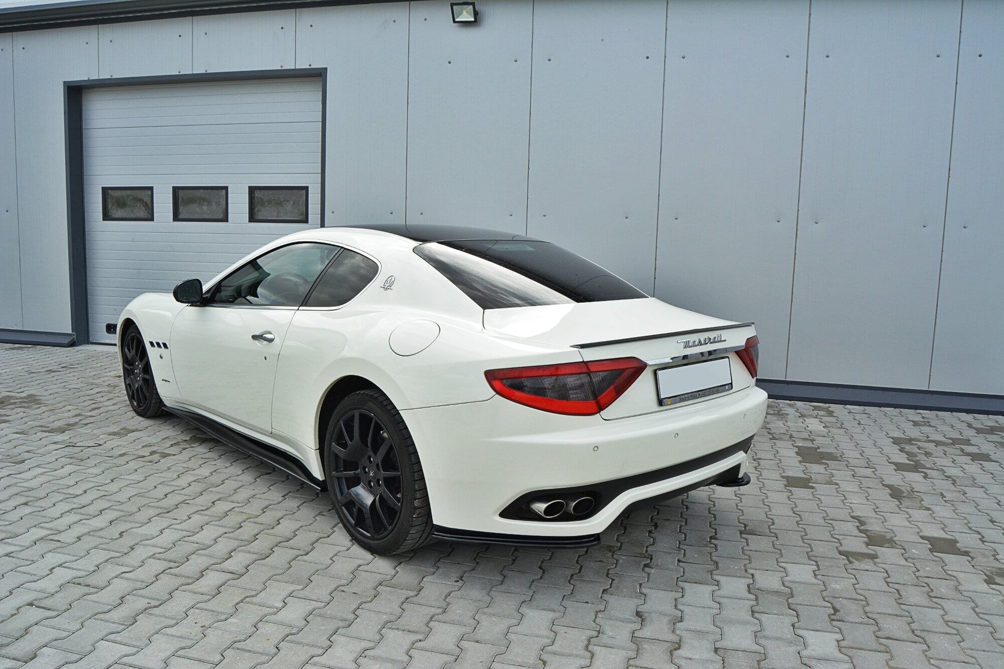 Додатоци  Maxton Design за прагови на Maserati Granturismo 2007-2011, боја карбон