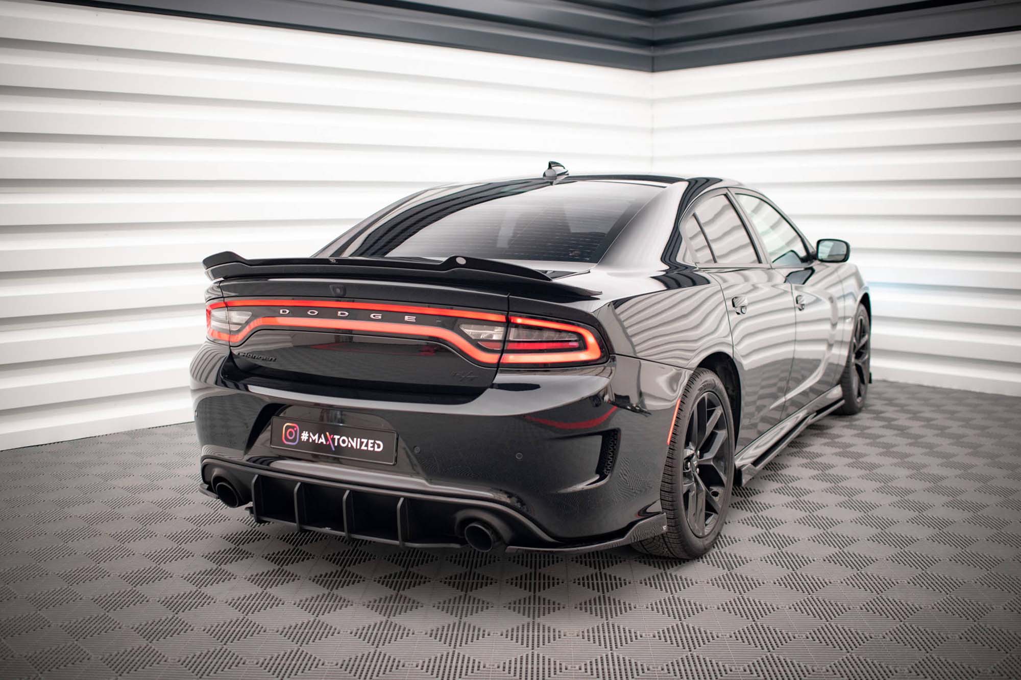 Странични додатоци  Maxton Design за заден браник на Dodge Charger SRT MK7 по 2014 година, боја карбон