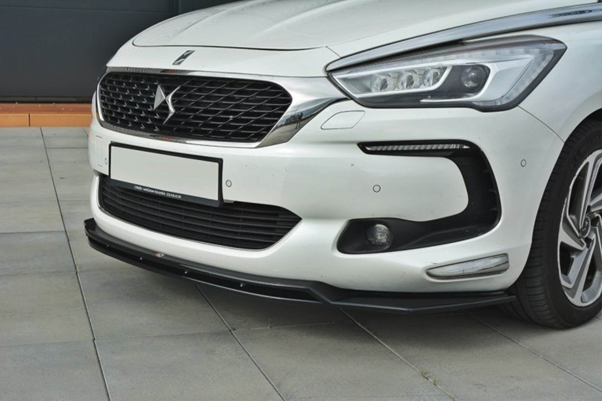 Спојлер  Maxton Design верзија 3 за преден  браник нa Citroen DS5 по 2016 година, боја карбон