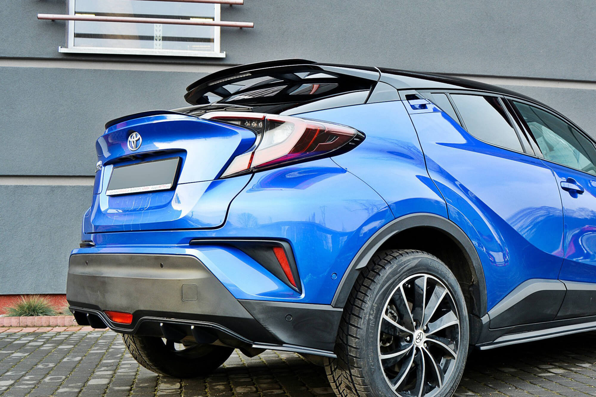 Спојлер  Maxton Design верзија 2 за багажник на Toyota C-HR по 2016 година, црн лак