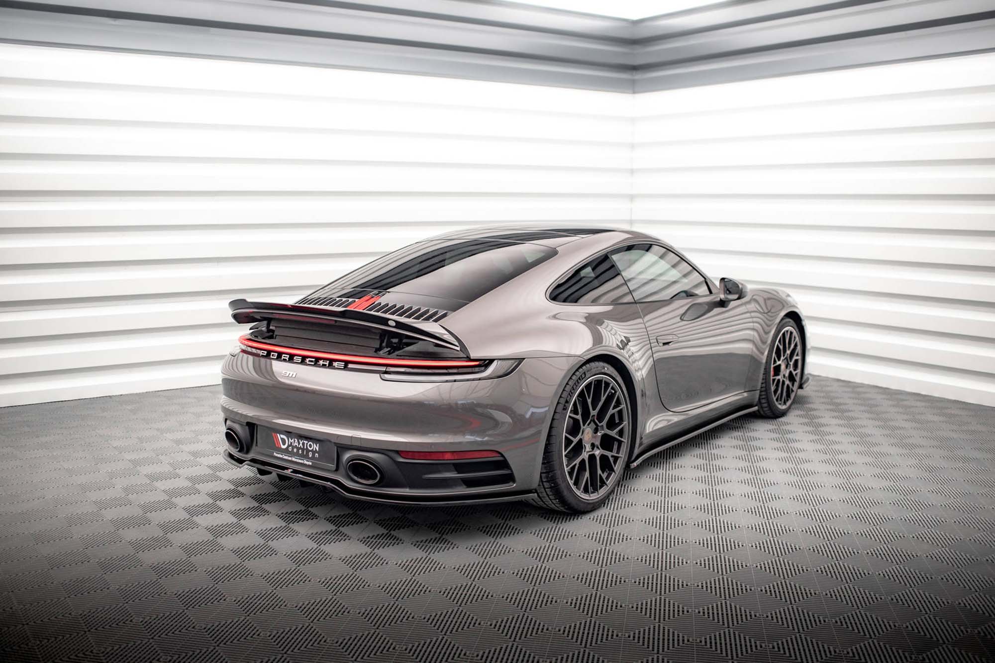 Спојлер  Maxton Design за багажни на Porsche 911 Carrera 4S 992 по 2019 година, црн лак