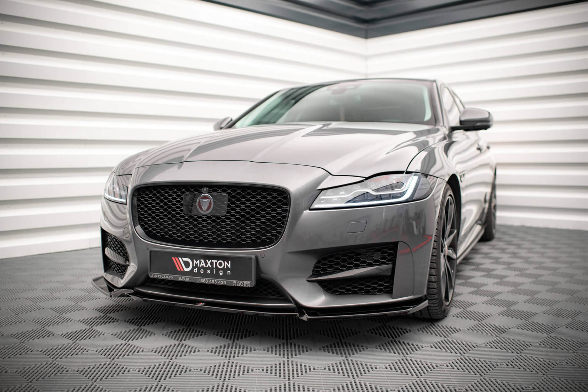 Спојлер  Maxton Design верзија 2 за преден  браник на Jaguar XF R-Sport 2015-2020, боја карбон