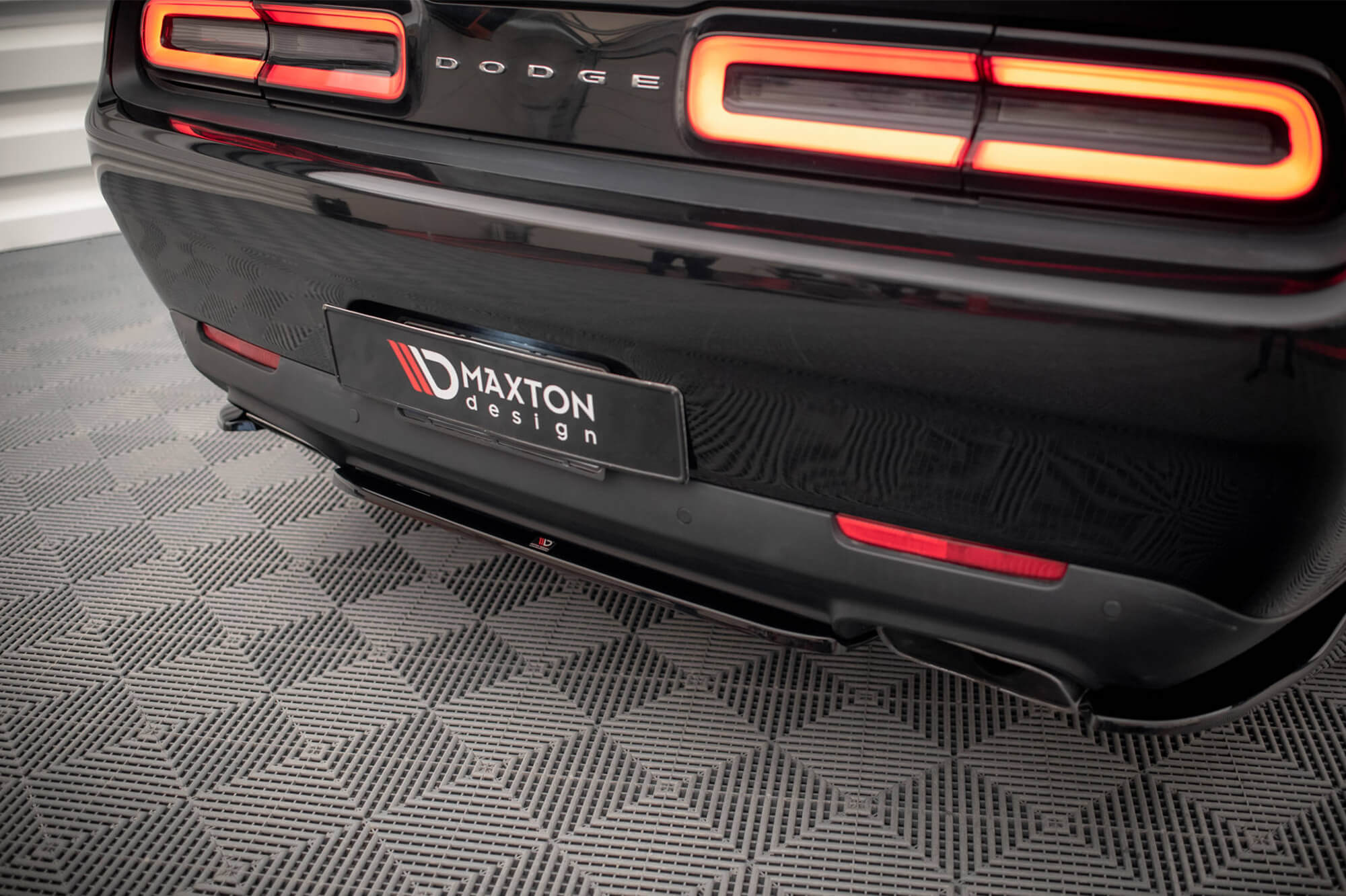 Додаток  Maxton Design за Дифузер  на Dodge Challenger RT по 2014 година, боја карбон