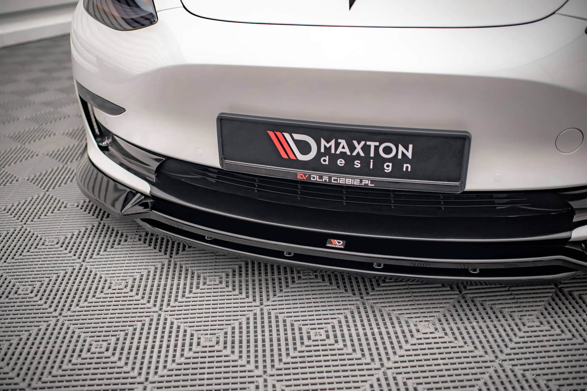 Спојлер  Maxton Design верзија 3 за преден  браник на Tesla Model 3 по 2017 година, боја карбон