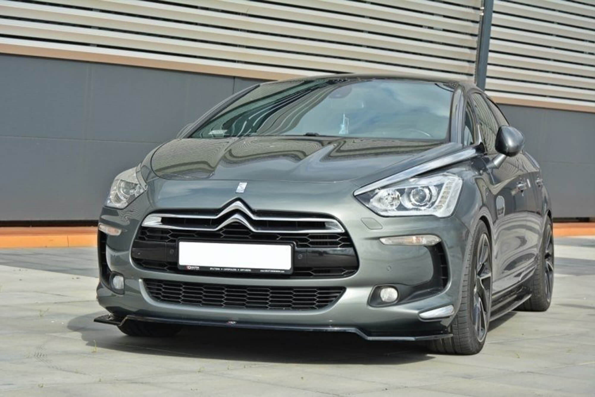 Спојлер  Maxton Design верзија 1 за преден  браник нa Citroen DS5 по 2011 година, црн лак