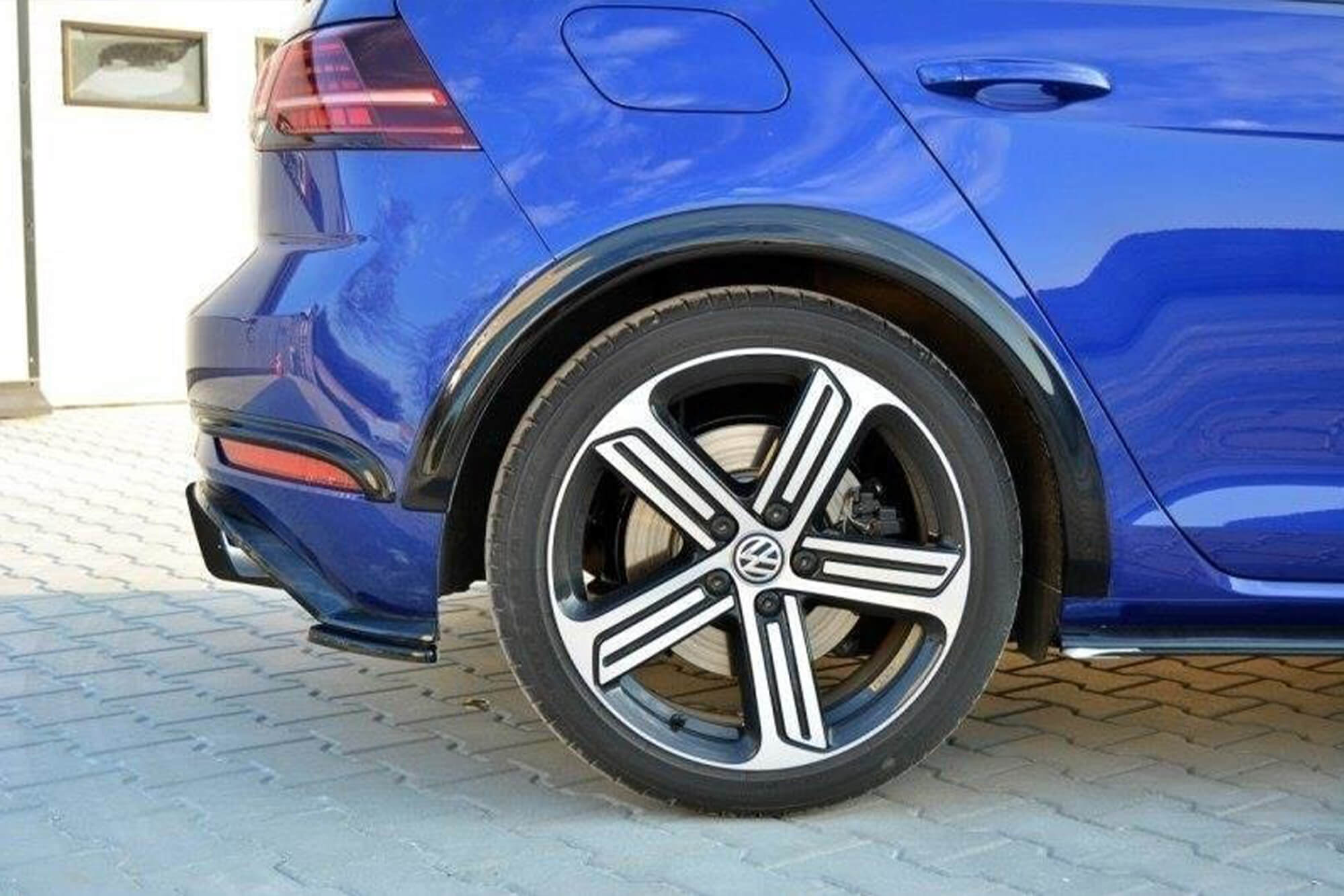 Раздувки Maxton Design за калници на VW Golf VII R по 2017 година, црн лак