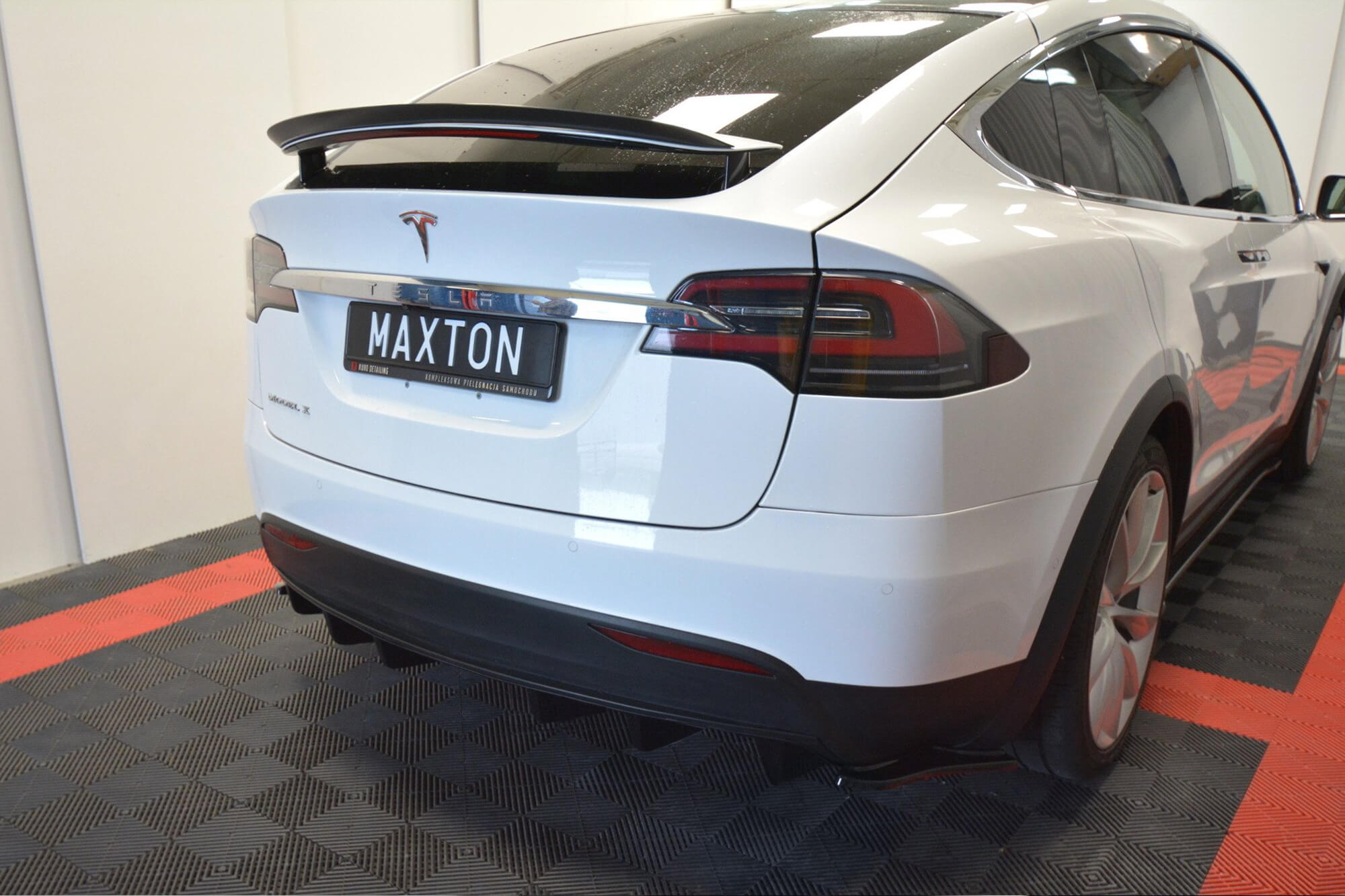 Спојлер  Maxton Design верзија 2 за багажник на Tesla Model X по 2015 година, црн лак