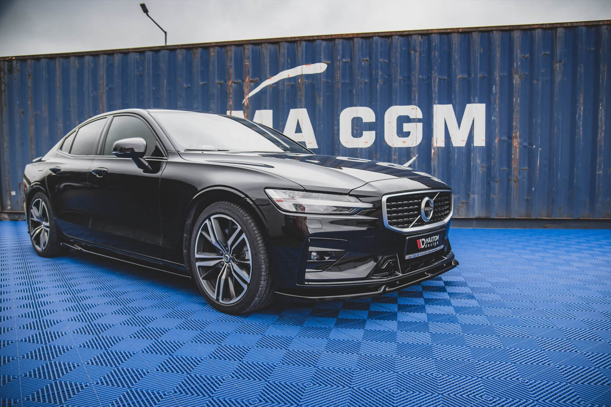 Додатоци  Maxton Design верзија 1 тип R-Design за прагови на Volvo S60 по 2018 година, црн лак