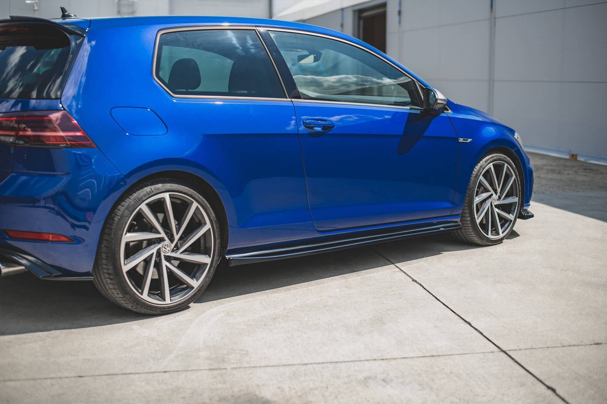 Додатоци  Mаxton Design верзија 4 за прагови на VW Golf VII R по 2017 година, црн мат