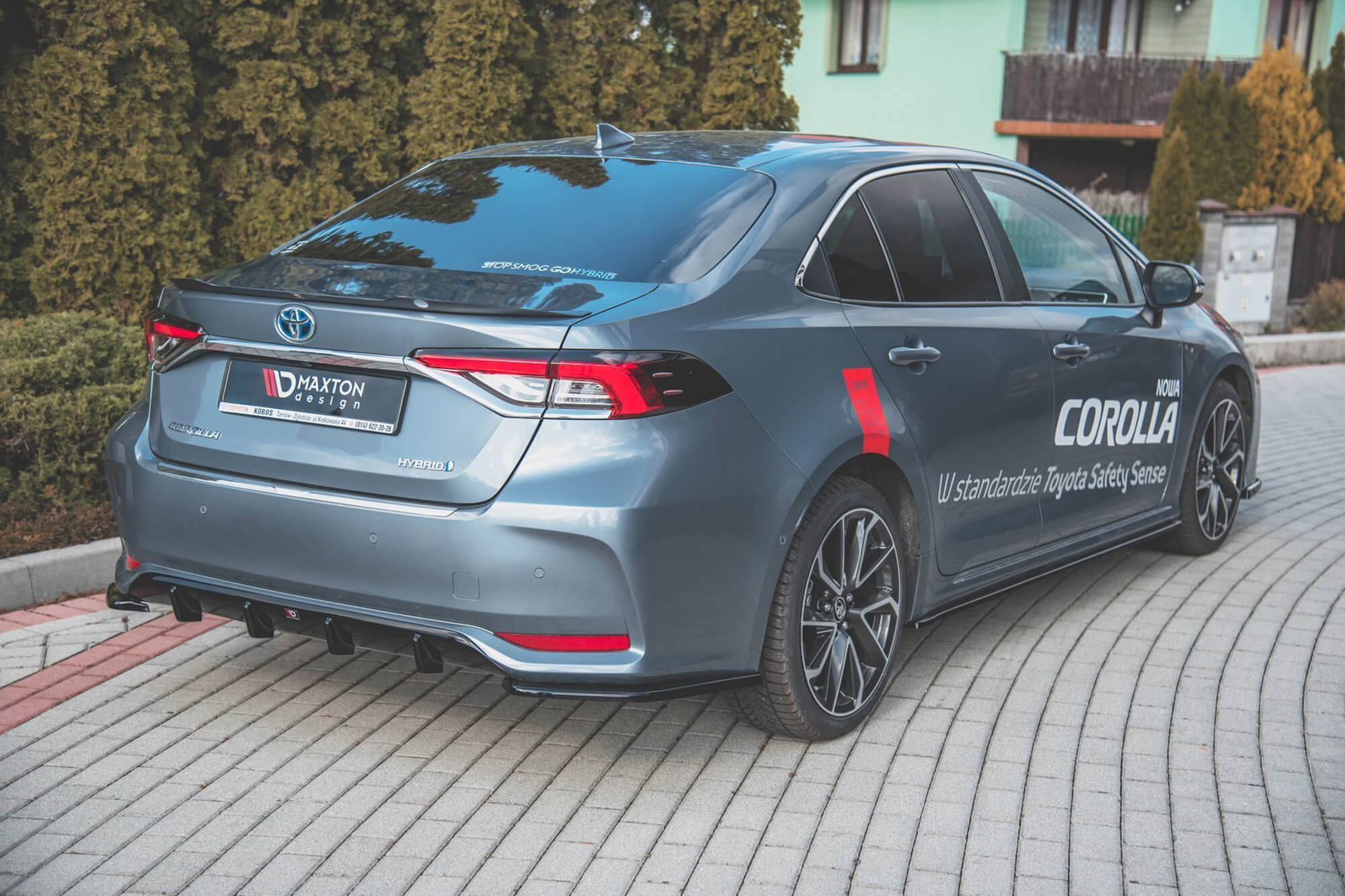 Додатоци  Maxton Design за прагови на Toyota Corolla седан по 2019 година, црн лак