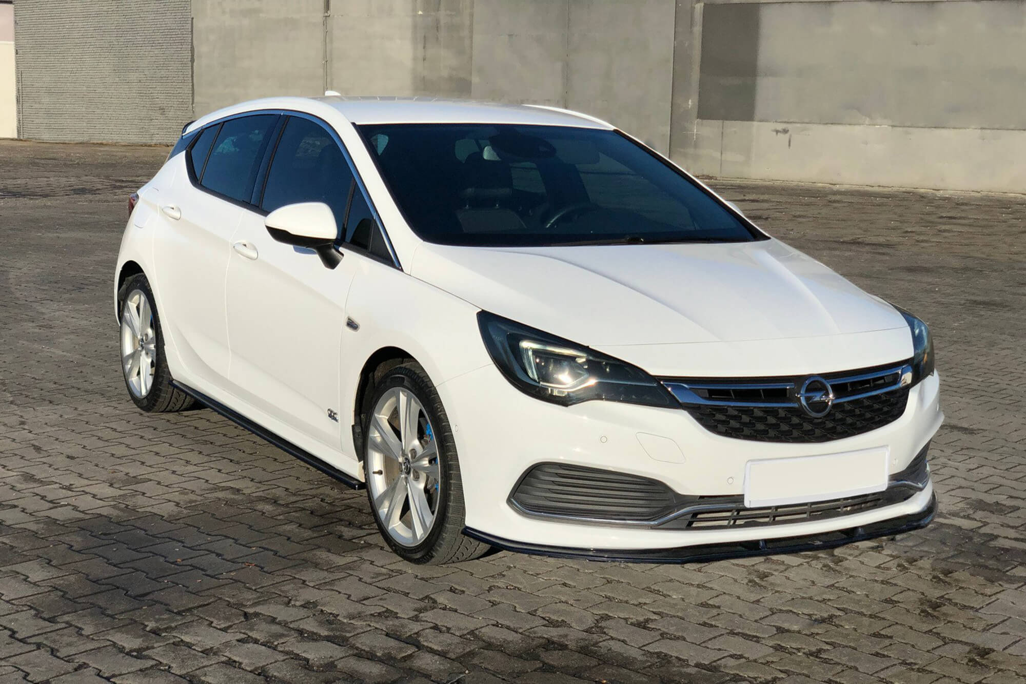 Додатоци  Maxton Design тип OPC-Line за прагови на Opel Astra K по 2015 година, боја карбон