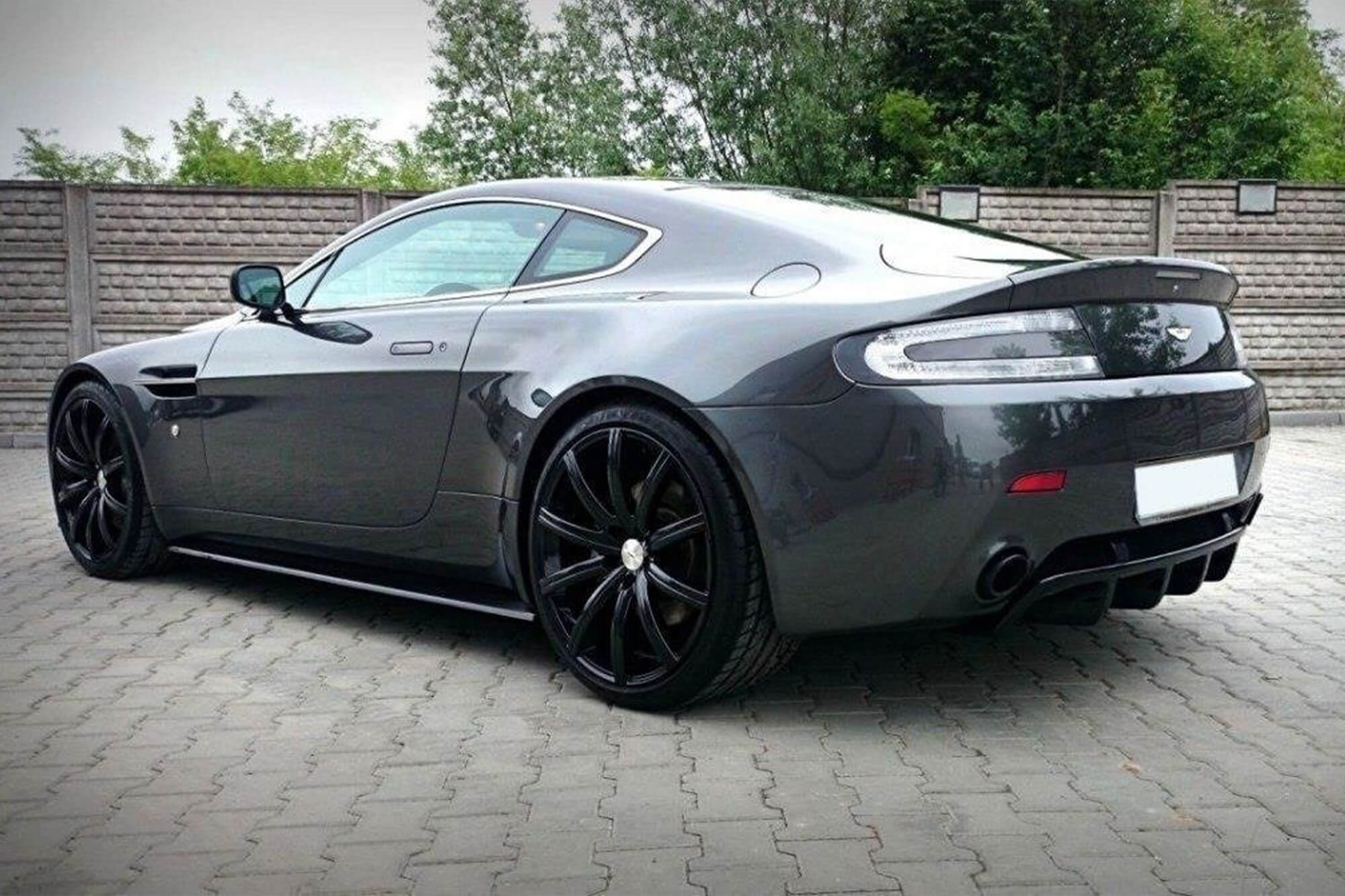 Додатоци  Maxton Design за прагови на Aston Martin V8 Vantage по 2004 година, црн мат